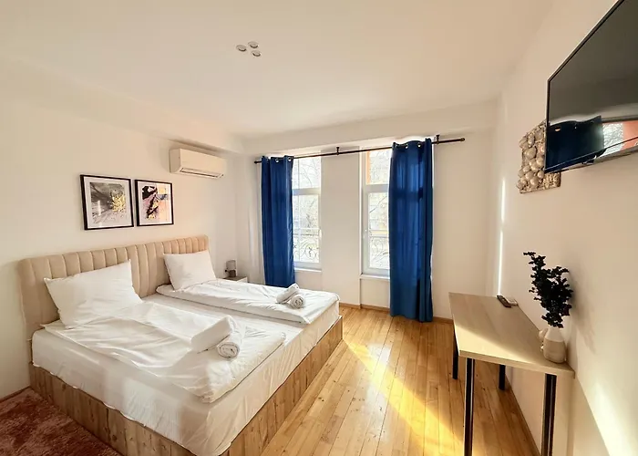 2 Bedroom The Quiet Luxury 3 Апартаменти